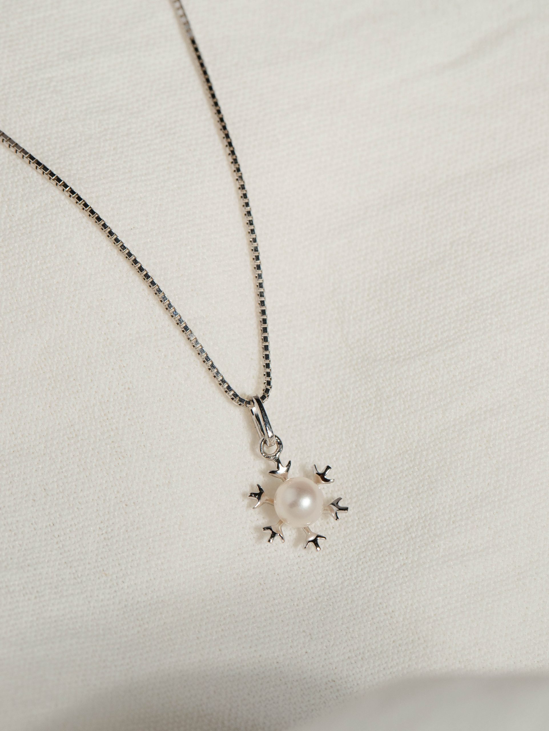 18k Snowflake Pearl Pendant
