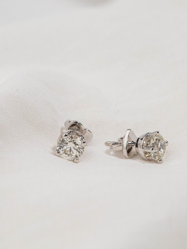 18k Solitaire Diamond Stud