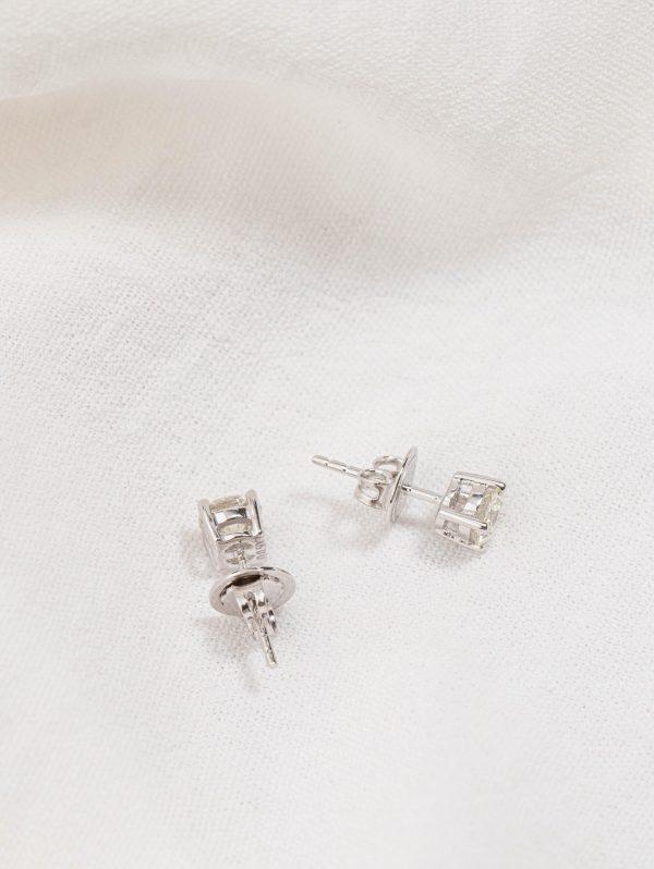 18k Solitaire Diamond Stud Earring