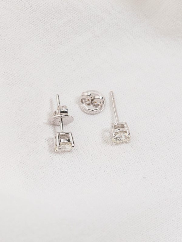 18k Solitaire Diamond Stud Earring