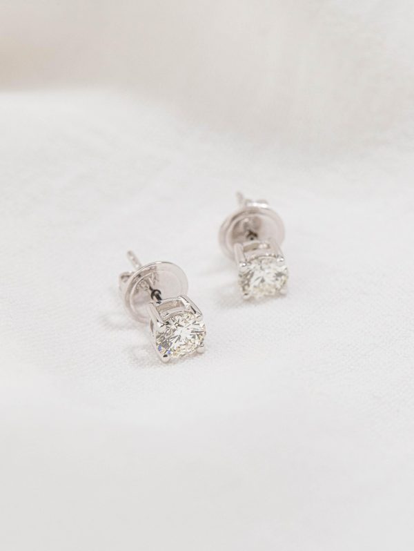 18k Solitaire Diamond Stud Earring