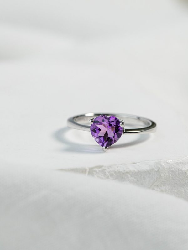 Heart Amethyst Ring in 18k White Gold