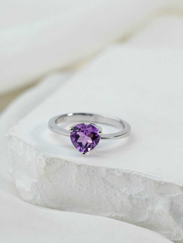 Heart Amethyst Ring in 18k White Gold