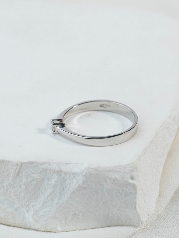 18k Dainty Solitaire Diamond Ring