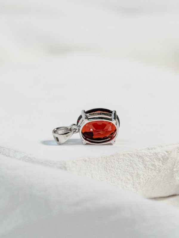 18k White Gold Oval-Cut Garnet Pendant