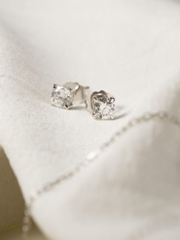18k 4-Prong Solitaire Diamond Stud
