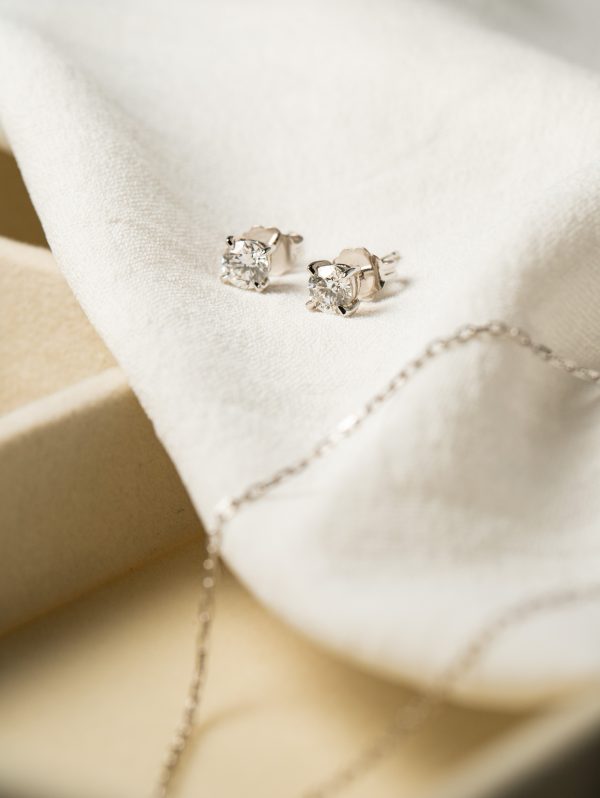 18k 4-Prong Solitaire Diamond Stud