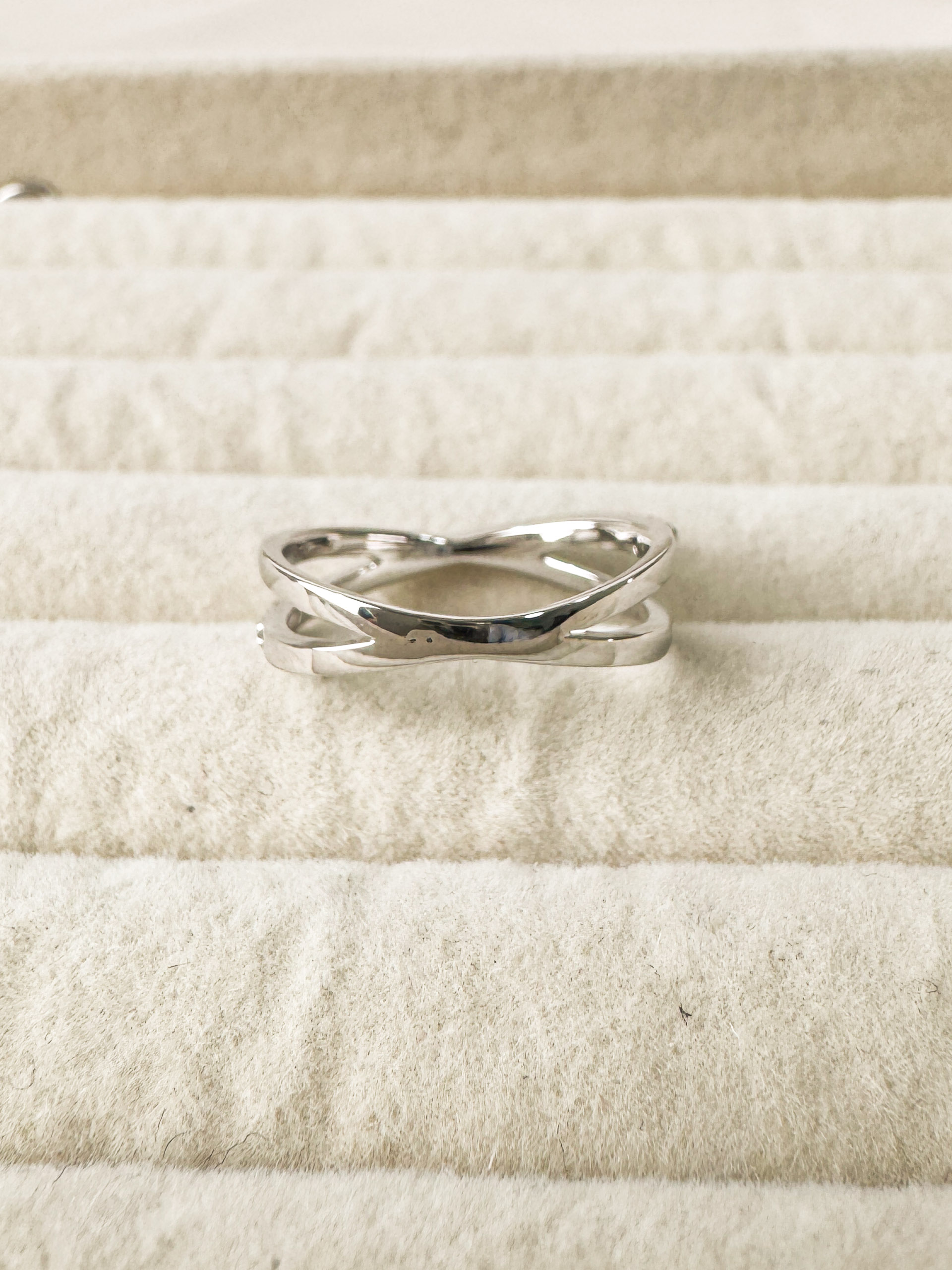 18k White Gold Criss-Cross Diamond Ring