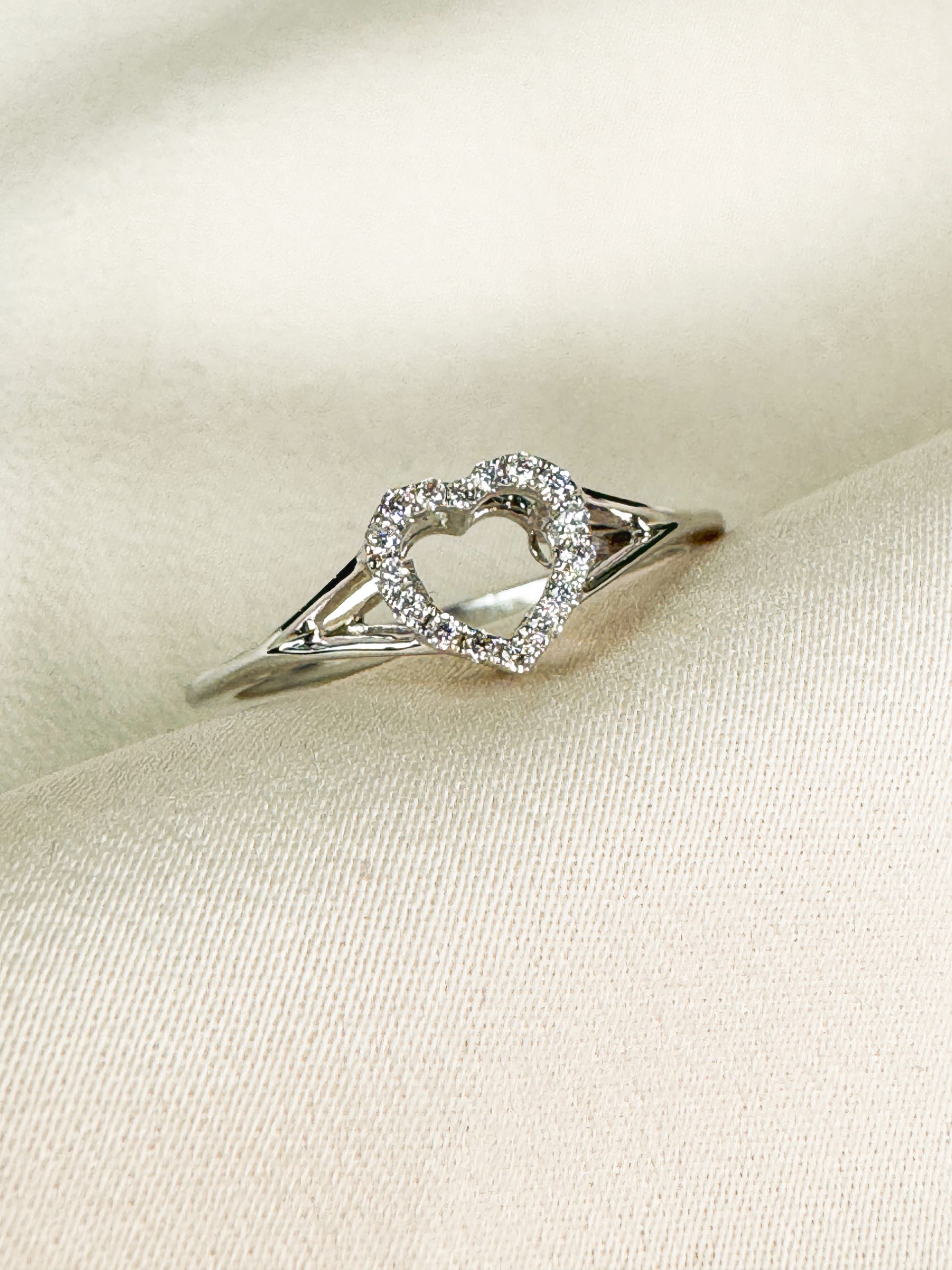 18k Heart Outline Diamond Ring