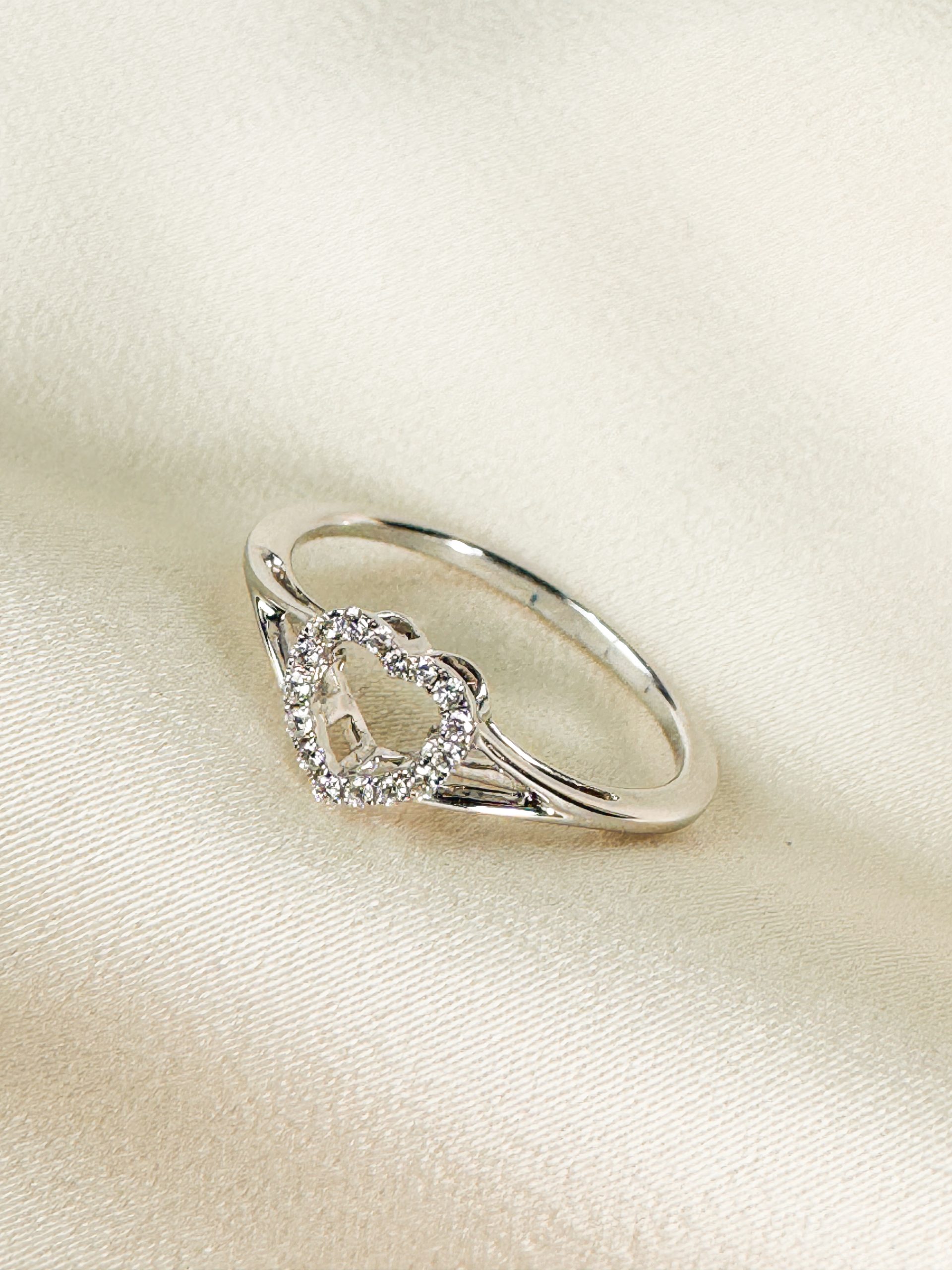 18k Heart Outline Diamond Ring