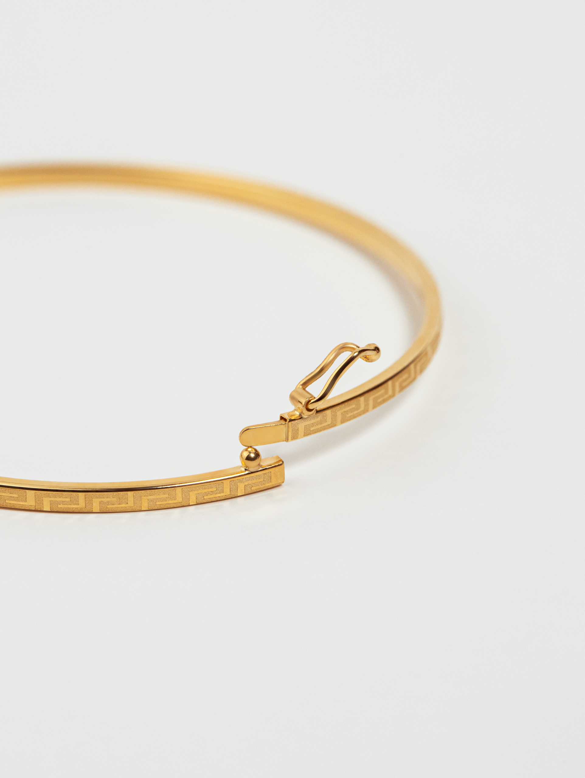 18k Greek Line Patterned Bangle